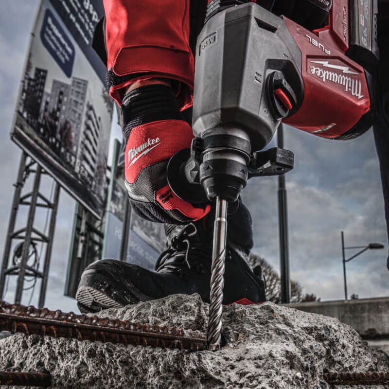 Profissional usa ferramenta Milwaukee para perfurar concreto