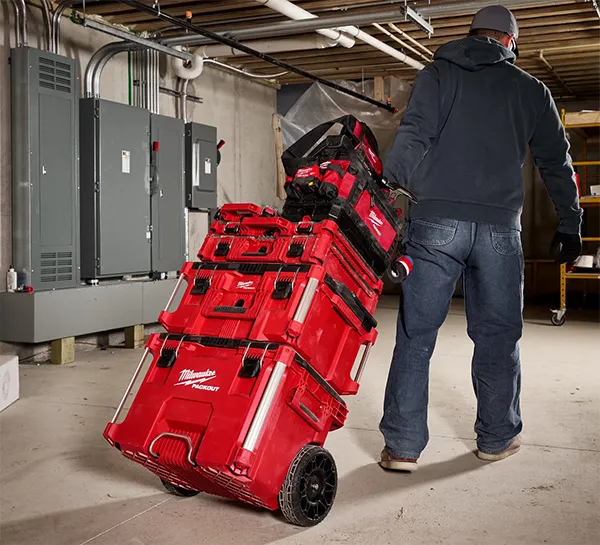 Caixas PACKOUT sendo transportadas por profissional