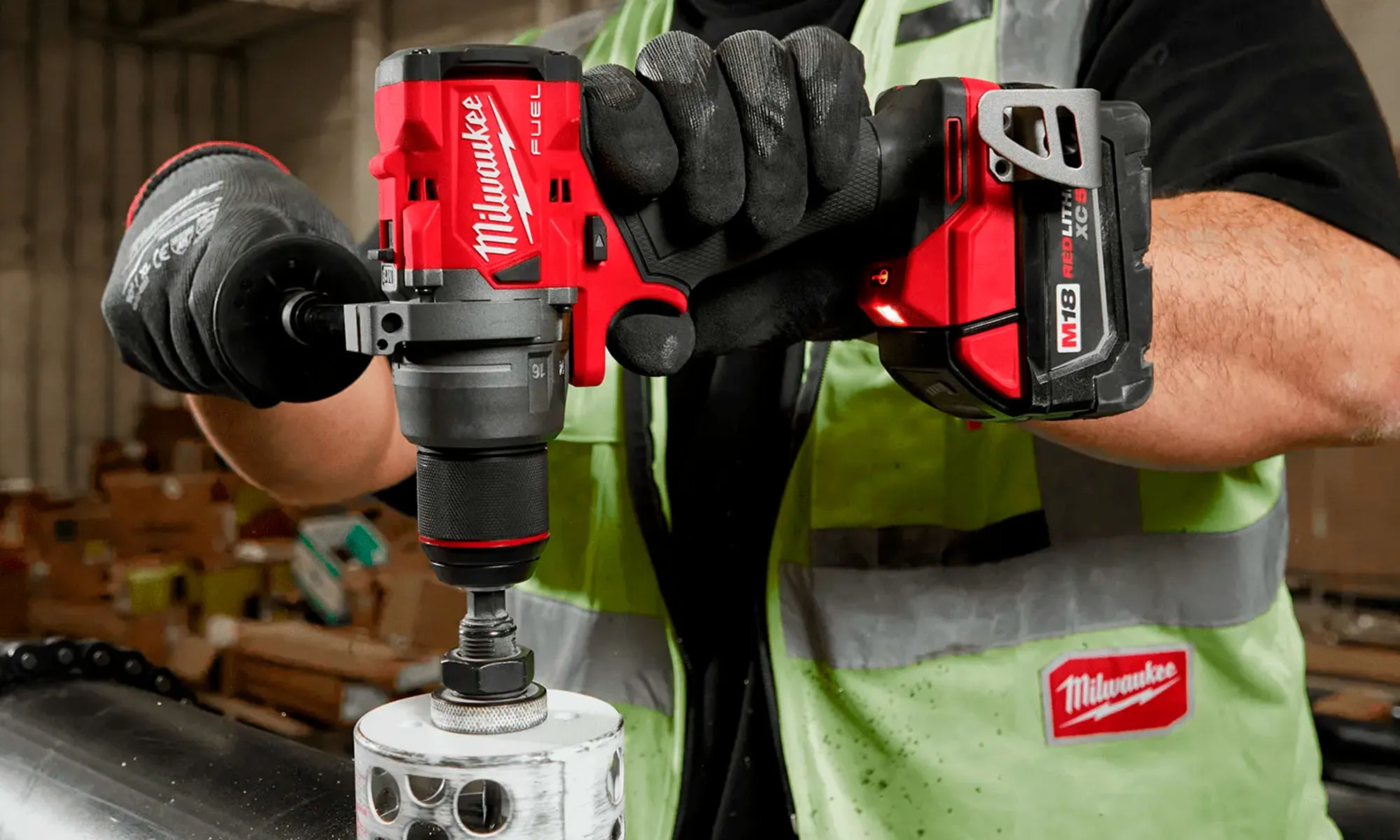 Profissional utiliza ferramenta Milwaukee FUEL em operação
